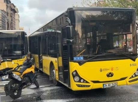 Şişhane’de İETT otobüsleri çarpıştı! Yola döküldü sürücüler zor anlar yaşadı