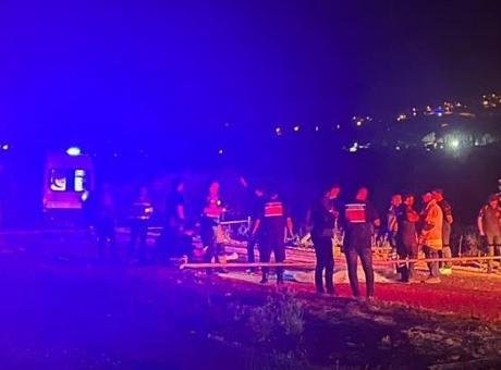 Alkollü TIR sürücüsü ters şeride girdi, motosiklete çarptı: 2 ölü, 1 yaralı