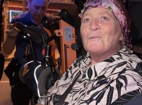 Tramvayı kaçıran anne ve engelli oğluna polisten yardım eli