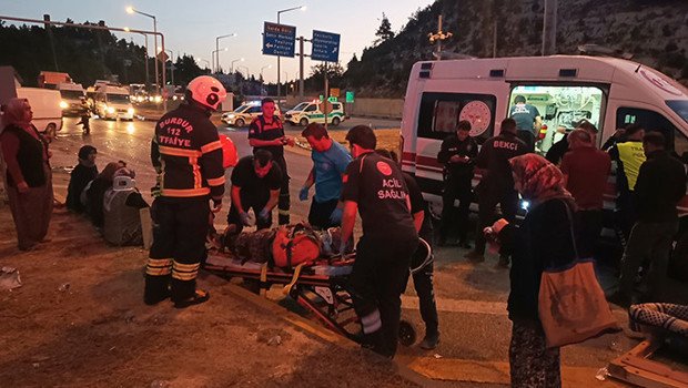 Burdur’da minibüsler çarpıştı: 10 tarım işçisi yaralandı