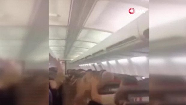 İran’da yolcu uçağında panik anları: Kabinin tavanı çöktü