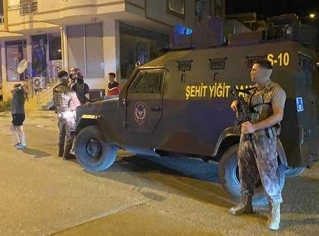 Adana’da aile faciası! Eski eşini öldürdü, oğlunu ağır yaralayıp intihar etti
