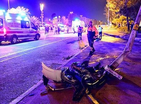 Maltepe’de feci kaza! İki otomobil çarpıştı; 2’si ağır 9 yaralı