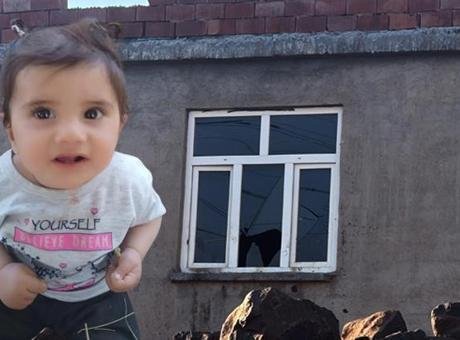 11 aylık Büşra bebeğin Diyarbakır’daki evi görüntülendi… Camların kırık olması dikkat çekti