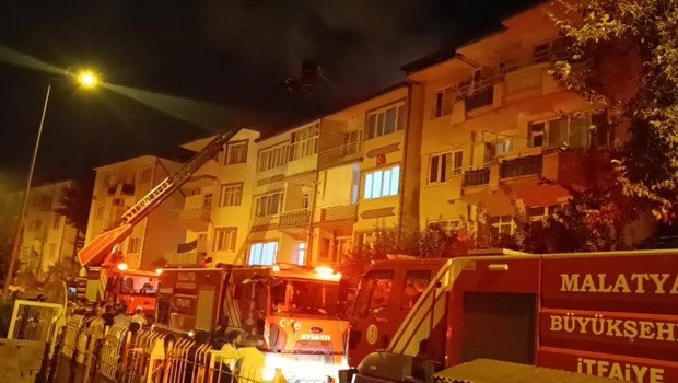 Malatya’da 4 katlı binanın çatısında yangın