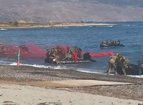 Tatbikatta ayakta bile duramadılar! Yunan askerleri denize döküldü