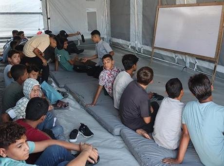 Gazze’de eğitim için umut ve hüzün bir arada! 3 yıl sonra dersler çadırlarda başladı
