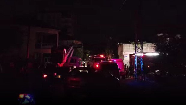 Kayseri’de 2 katlı evin çatısında yangın