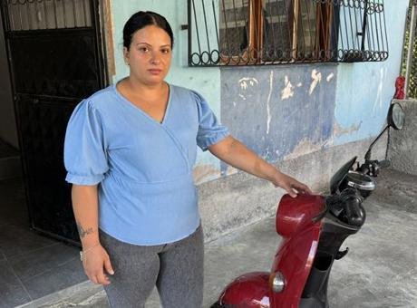Adana’da anne ve 2 çocuğu ölümden döndü! Ehliyetsiz sürücü dehşeti kamerada: Tehdit iddiası