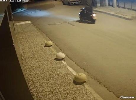 Üzerine çöp poşeti geçirip ateşe verdi! Korkunç kundaklama anı kamerada