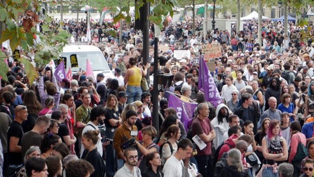 Paris karıştı! Silah yasasına karşı binlerce kişi sokaklara döküldü