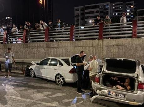 Kayseri’de 3 otomobilin birbirine girdi! 2 yaralı