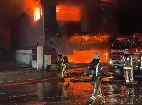 Esenyurt’ta iş yeri yangını! Ekipler müdahale ediyor
