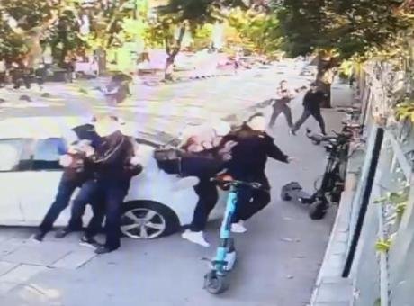 Üsküdar’da okul önünde feci kaza! Otomobil kaldırıma çıktı, 4 öğrenciye çarptı