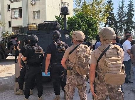 Yakalanacağı anladı, eline el bombası alıp kendisini eve kilitledi! Kentte hareketli dakikalar