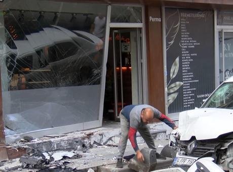 Bayrampaşa’da korkutan kaza! Otomobil kaldırımda 4 kişiye çarpıp berber dükkanına girdi