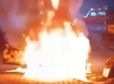 Kayınpederi düğün hediyesi olarak vermişti… Eşine kızdı arabayı yaktı