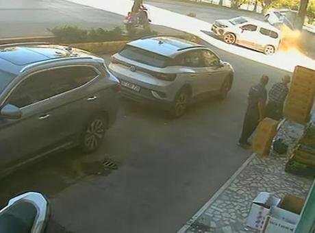 Alanya’da feci kaza! Önce yayaya ardından duraktaki karı kocaya çarptı