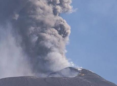 Etna Yanardağı’nın kül püskürtmesi hava ulaşımını olumsuz etkiledi