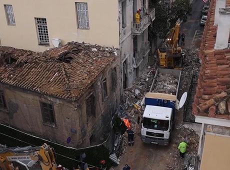 Atina’da yıkılan binada 4 kişinin cesedine ulaşıldı