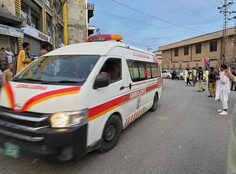 Pakistan’da intihar saldırısı: 12 ölü