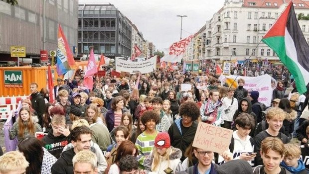 Zorunlu askerliğe karşı Alman gençler sokağa indi