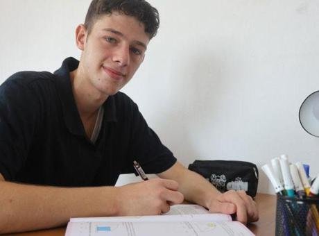 Münir’in YKS başarısı! Savaş, deprem ve maddi zorluklara rağmen pes etmedi: Tıp fakültesi hayali gerçek oldu