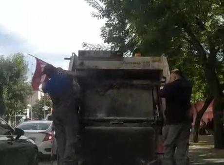 Temizlik işçileri çöp konteynerinin yanında buldular! Türk bayrağı için yaptıkları yürekleri ısıttı