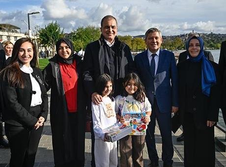 AK Parti Sözcüsü Çelik Çelik sahilde balık pişirdi, vatandaşlarla buluştu