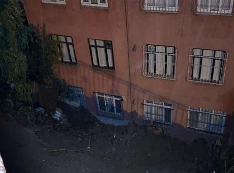 Şiddetli yağışlar toprak kaymasına neden oldu! Binadaki 25 kişi tahliye edildi