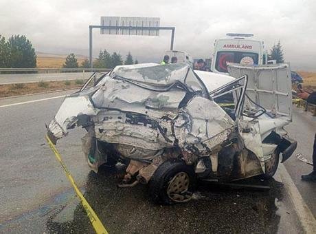 Eskişehir’de TIR dehşeti! Otomobil hurdaya döndü: 2 ölü