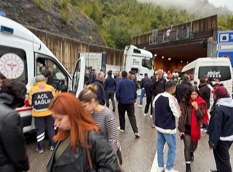 Bartın – Karabük yolunda minibüs ile TIR çarpıştı: 1 ölü, 11 yaralı