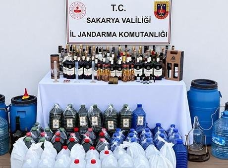 Sakarya’da 400 litre etil alkol ile çok miktarda sahte içki ele geçirildi