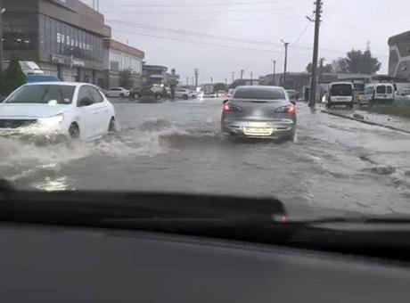 Sakarya’da sağanak evleri su bastı, yollar göle döndü