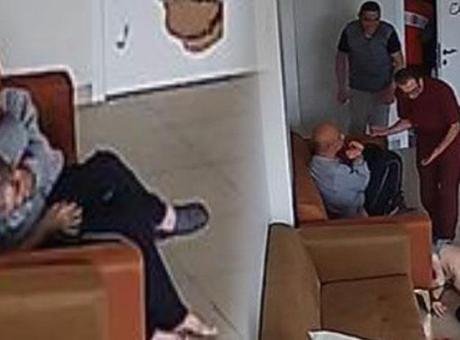 Bakım merkezinde kan donduran olay! Arkadaşının gözlerine parmaklarını sokarak kanattı
