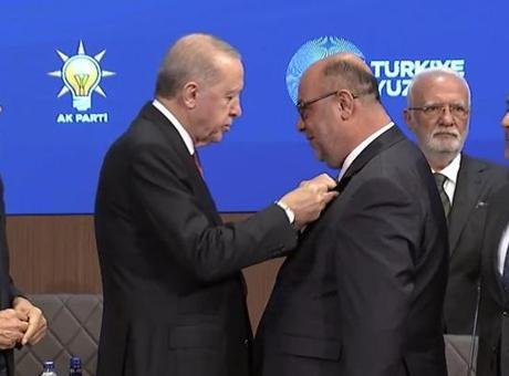 Son dakika…9 belediye başkanı AK Parti’ye katıldı! Rozetlerini Erdoğan taktı