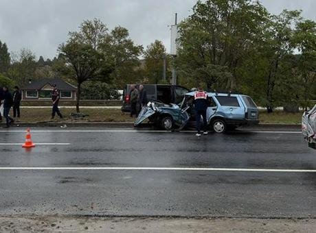 Yalova’da feci kaza! Otomobil ikiye bölündü: Ölü ve yaralılar var