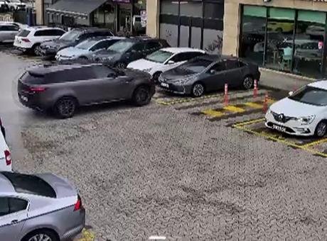 Çekmeköy’de iki aracın kafeye girdiği kaza kamerada!