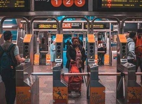 Metroda feci ölüm! Çantası kapıya sıkışan Yaw Boahene trenin altında kaldı