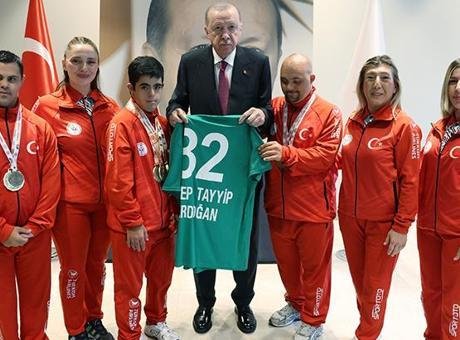 Cumhurbaşkanı Erdoğan, Türkiye Özel Sporcular Spor Federasyonu temsilcilerini kabul etti