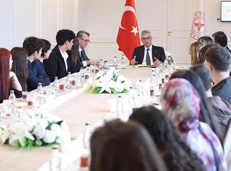 Bakan Memişoğlu, tıp fakültelerine derece ile giren öğrencilerle buluştu
