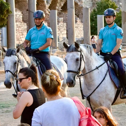 İzmir’de 12 ilçede atlı jandarma birlikleri görev yapıyor