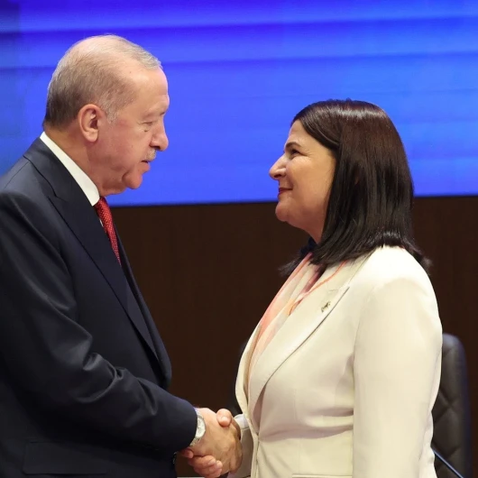 Foça Belediye Başkanı Saniye Bora Fıçı ve 3 isim AK Parti’ye katıldı: Rozetleri Cumhurbaşkanı Erdoğan taktı