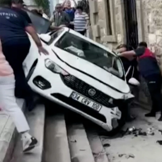 Kontrolden çıkan otomobil, müzenin önündeki merdivenlerden aşağı düştü