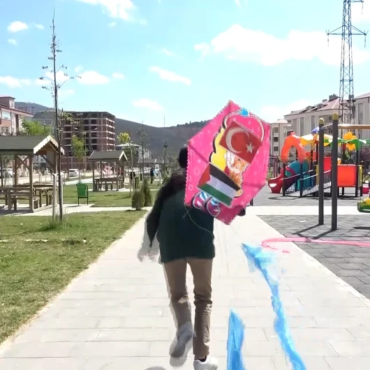 Bayburt’ta gökyüzü Filistinli çocuklar için renklendi: Uçurtmalar Vurulmasın Gökyüzü Çocuklara Kalsın