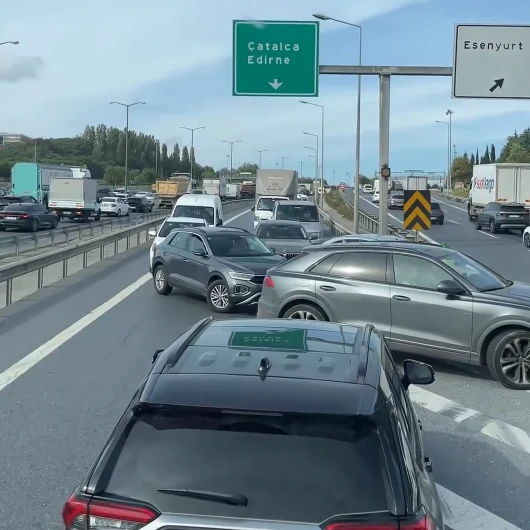 Otoyoldaki görüntülere tepki yağdı: İstanbul’da trafiğe sabredemeyip tersten giden sürücüler tehlike saçtı