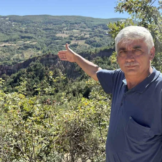 Binlerce yıllık doğa harikası: Farklı renklerdeki sıra dışı manzara görenleri hayran bırakıyor