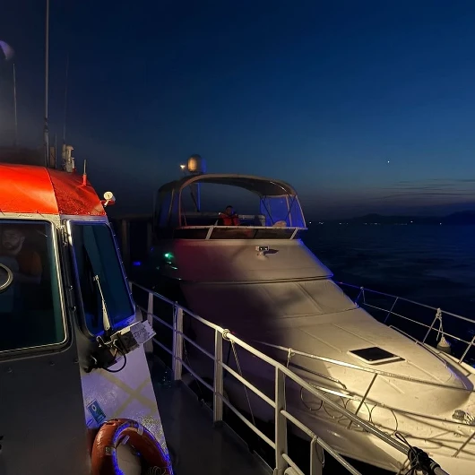 Çanakkale Boğazı’nda sürüklendi: 12 metrelik tekne kurtarıldı