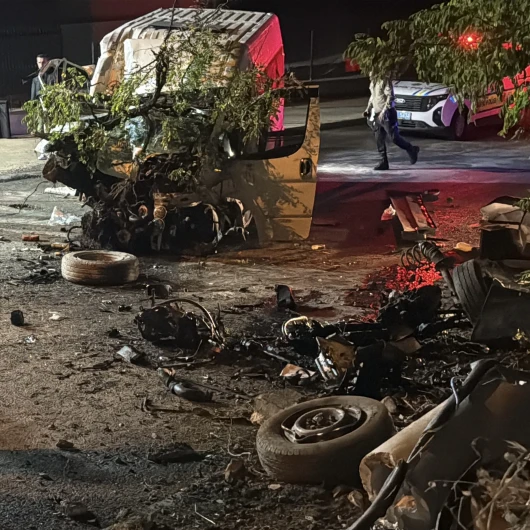 Karabük’te işçi servisi dehşeti: Önce trafik tabelasına sonra direğe çarpan araçta altı yaralı