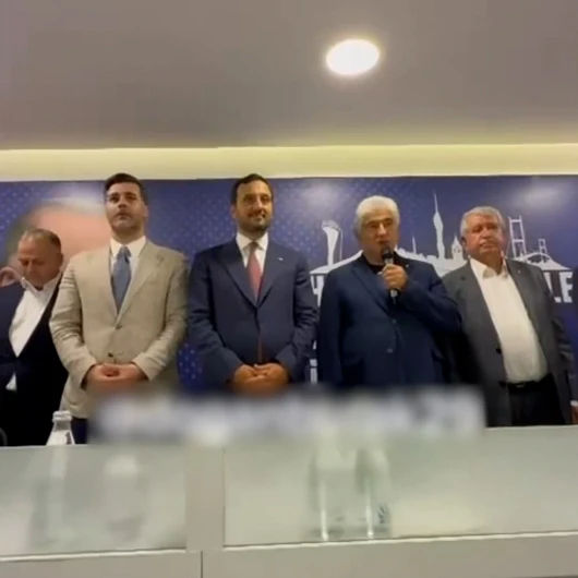 Üsküdar’da CHP’den AK Parti’ye 4 transfer: Meclis üyeleri yeni rozetlerini törenle taktı